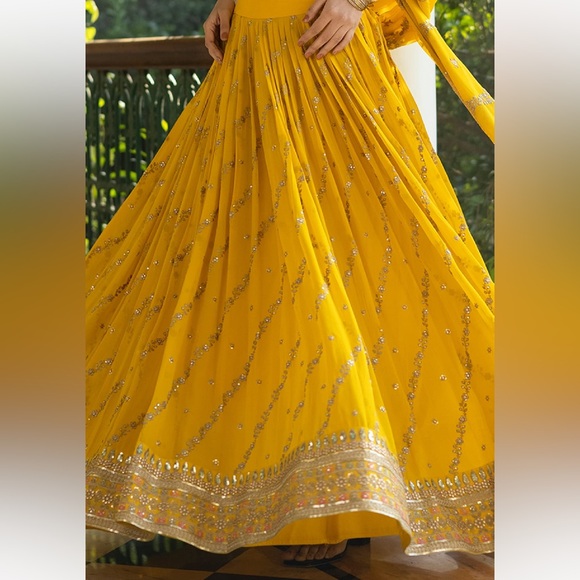 Brand new hand embroidered designer lehenga for wedding & festivals - Picture 4 of 7